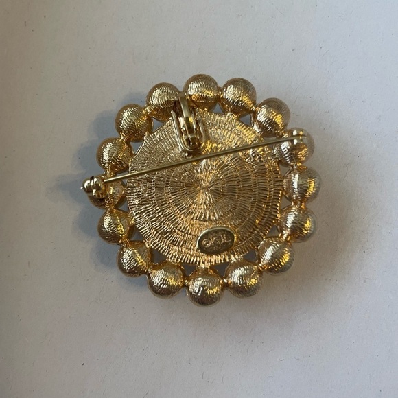 Kenneth Jay Lane KJL Circle Pearl Gold Brooch - Picture 4 of 4
